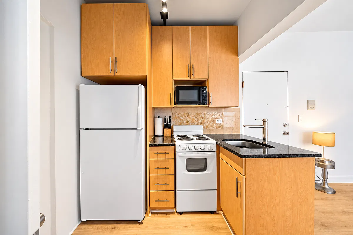 2 bed, 1.0 bath, 700 sqft, $2,500 — Photo 4