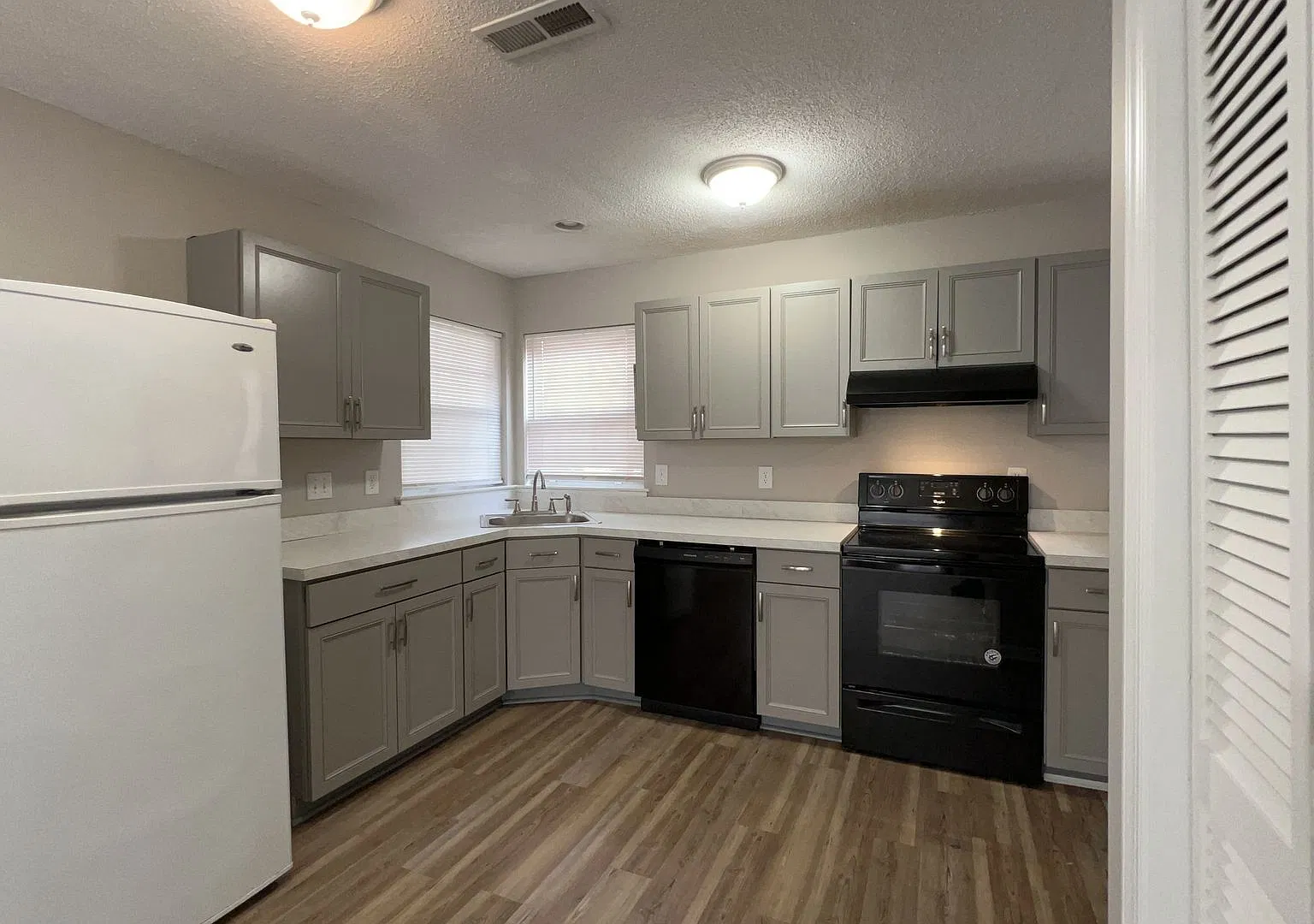 Spacious 3-Bedroom Corner-Unit Townhome with Private Patio in VB! — Photo 2
