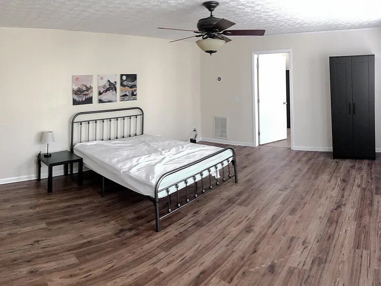 Huge room with Fireplace