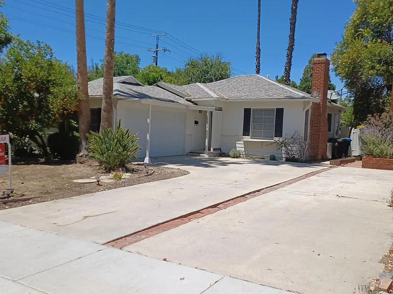 21913 Lopez St — Photo 1