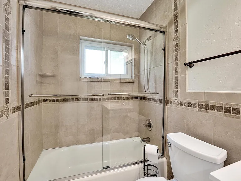 300 SW 19th Ave — Photo 23