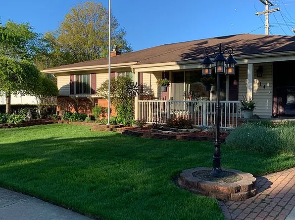 114 Lyons St, Troy, MI 48083