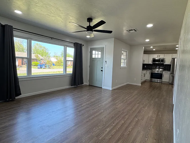 1522 Oxford Way — Photo 4
