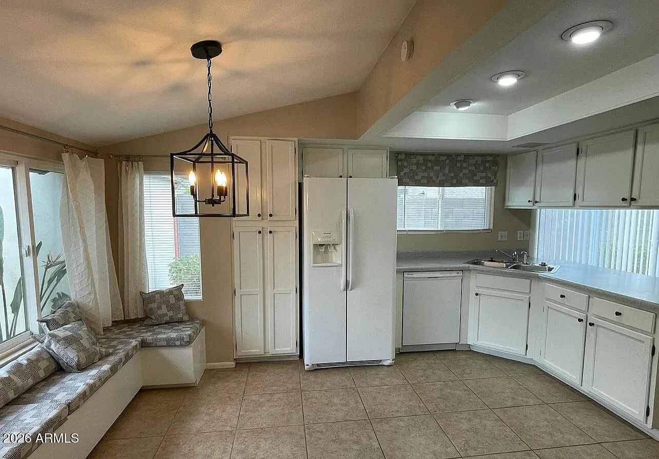3 bed, 2.0 bath, 1521 sqft, $1,300 — Photo 2