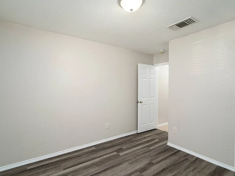 910 Trilby — Photo 10
