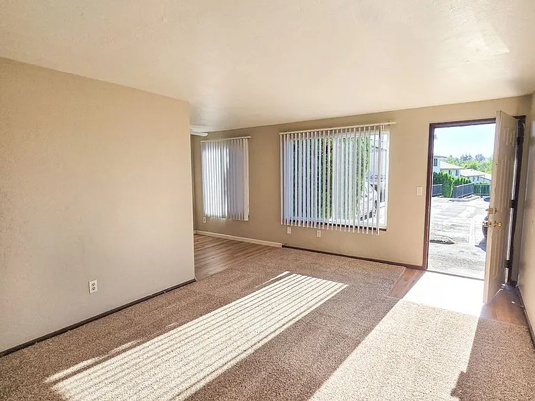 Apartment in West Salem near banks, shopping areas, bus lines, and downtown! ~ Colonial — Photo 40