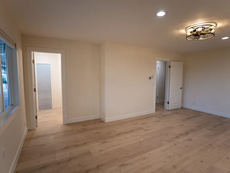 En suite full bathroom on the left allows for maximum privacy.