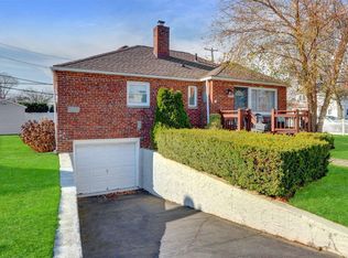 2 Berkshire Rd, Bethpage, NY 11714