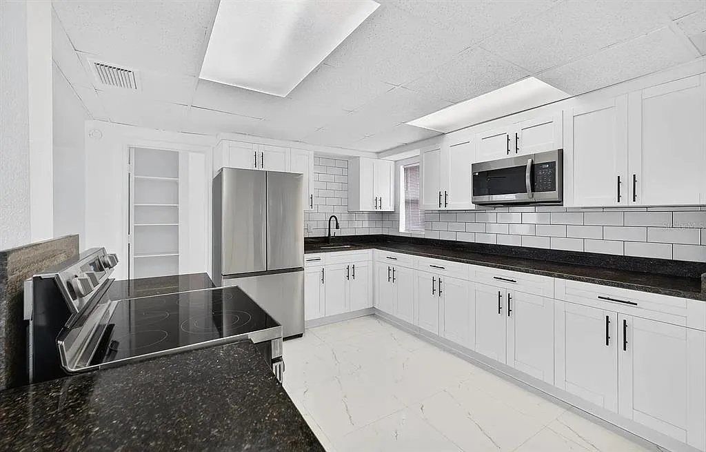2 bed, 1.5 bath, 1100 sqft, $1,900 — Photo 4