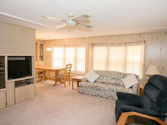 4th image of 902 Oleander Cir