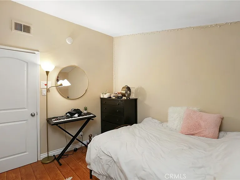 526 N Emerald Dr — Photo 13