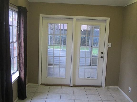 4th image of 1050 Shakespeare Dr