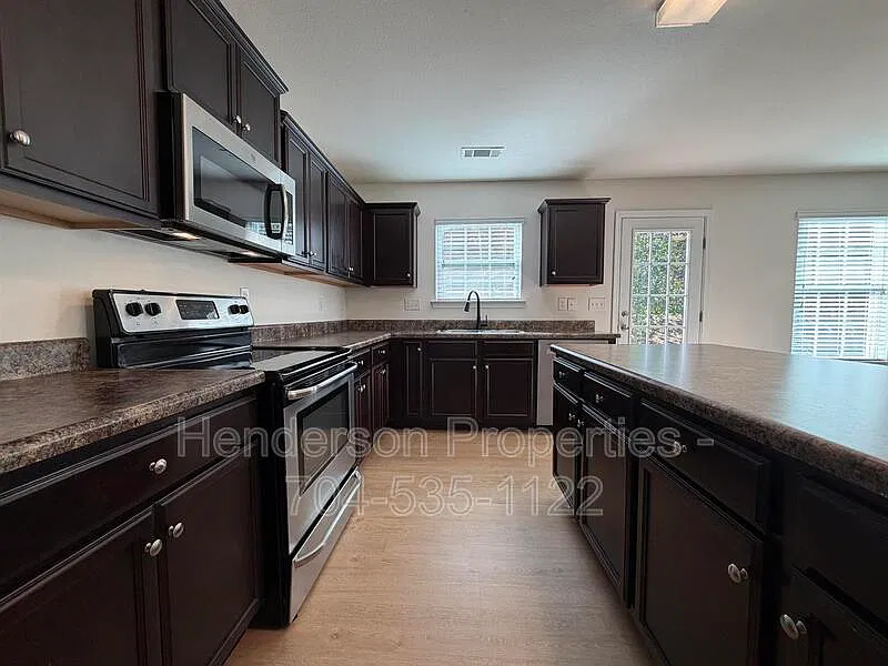 4 bed, 2.5 bath, 2584 sqft, $2,225 — Photo 3