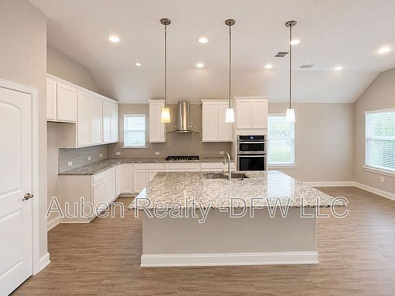 3rd image of 2816 Redbud Ln