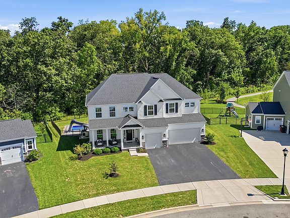 3rd image of 5560 Carlisle Dr