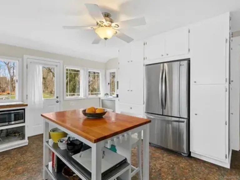 1566 Whitney Ave — Photo 10