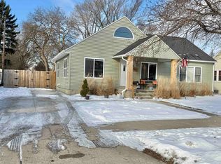 410 Scheurmann St, Essexville, MI
