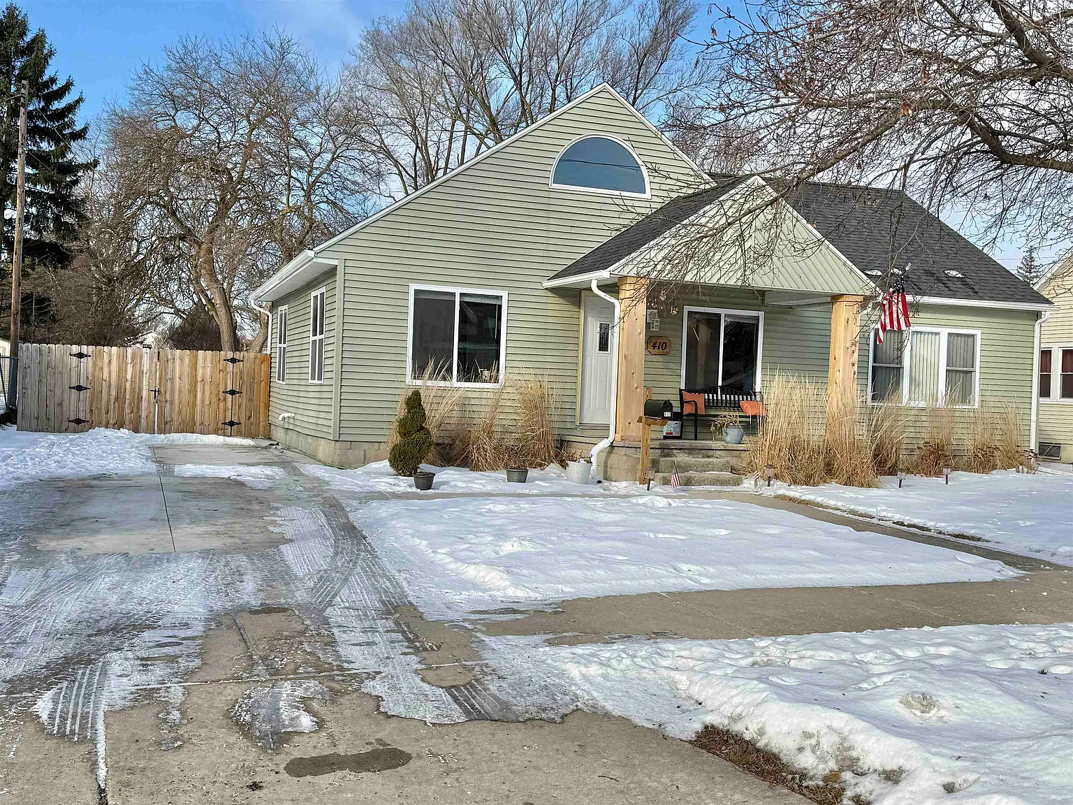 410 Scheurmann St photo 1