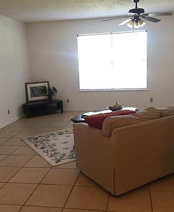 5th image of 410 Oak St