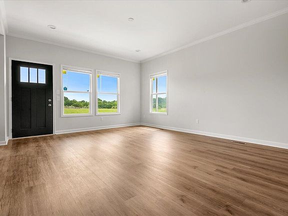 5th image of 300 Belmont Ln