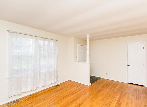 3rd image of 10409 Seacliff Ln