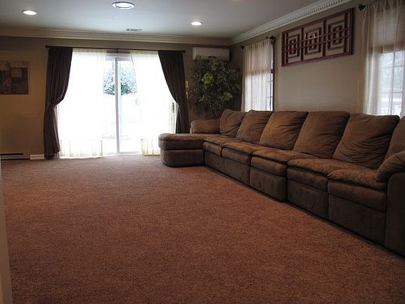 Family Room 20x20 - New Carpet - New Sliders