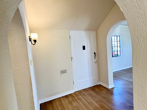4th image of 315 Roycroft Ave #2