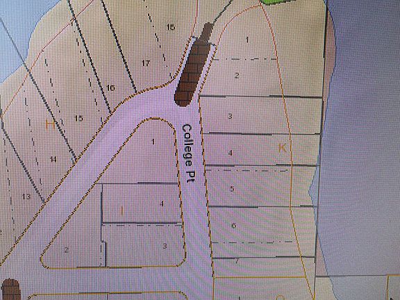 The house lot is in purple and the community lakefront is in green.