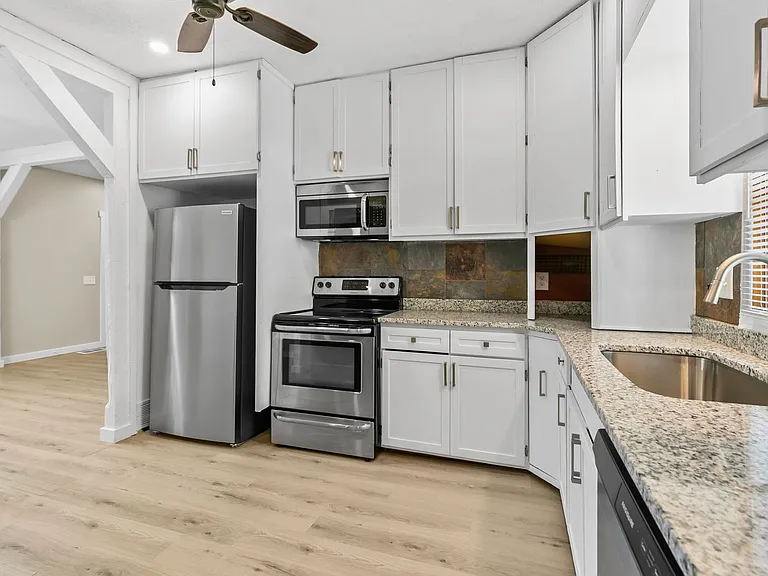 125 E Charles St — Photo 16