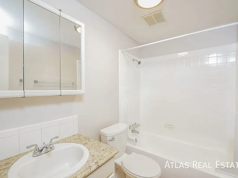 4993 N King St #303 — Photo 13