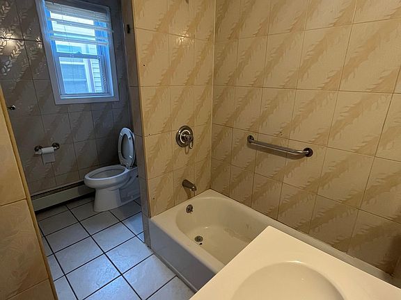 3rd image of 111 Morris St APT 3