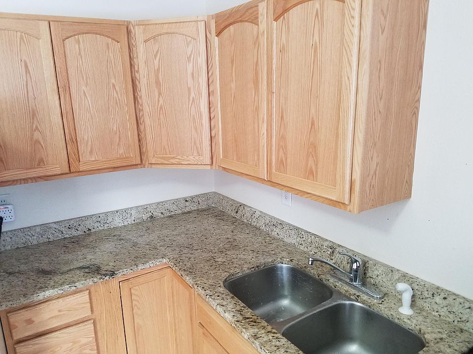 Oak cabinets & Granite countertops 