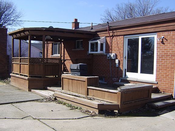 Back Porch w/ Hot Tub