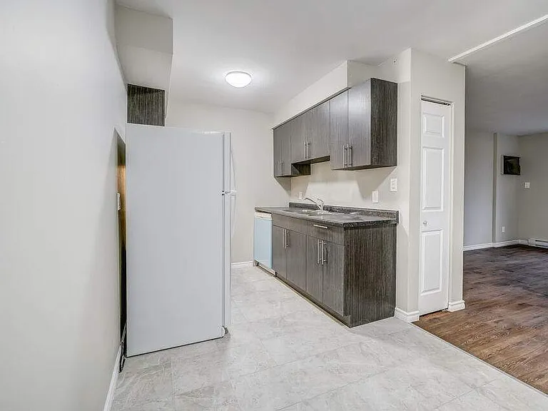 1054 Brock St — Photo 5