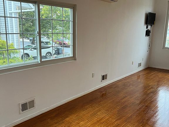 3rd image of 58 Scott Ave