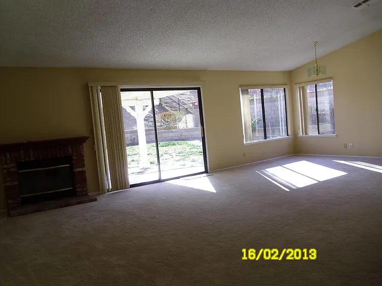 4660 Grandview Dr — Photo 3