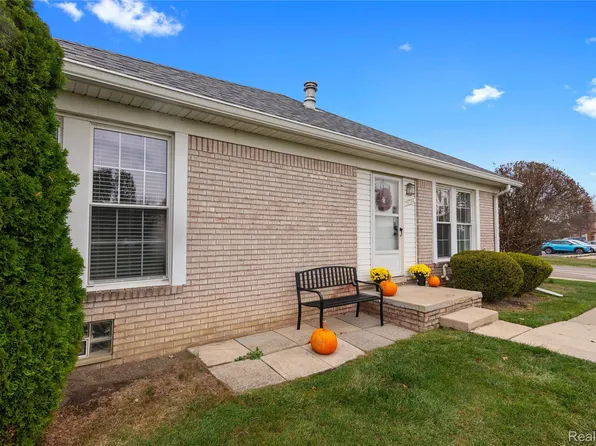 28394 Brookfield Ct, Trenton, MI 48183