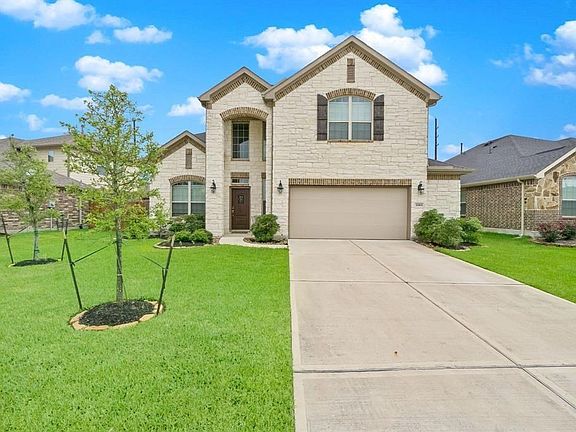 Fantastic property located in the desirable neighborhood of The Falls At Imperial Oaks.