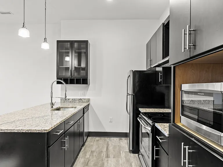 8th and Main - All Utilities Included — Photo 8