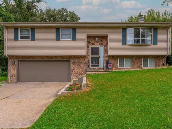 108 Country Club Dr, Pekin, IL 61554