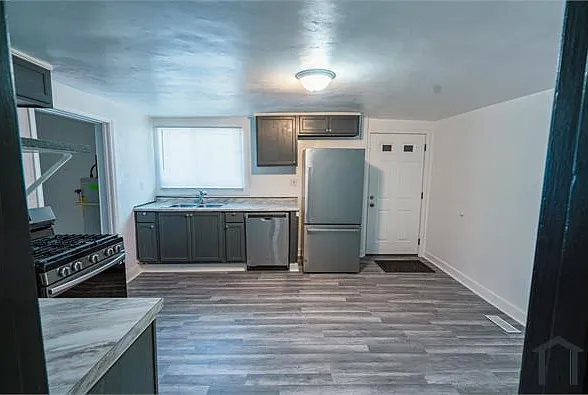 3 bed, 1060 sqft, $1,300 — Photo 4