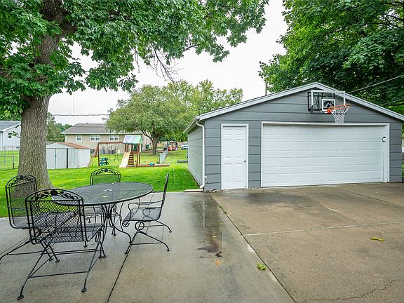 3rd image of 112 12th St SE