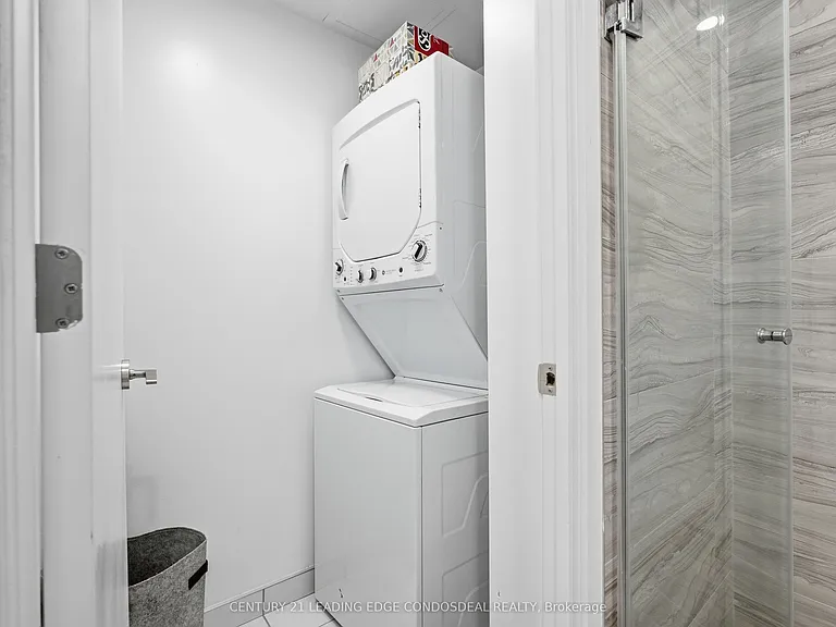 39 Roehampton Ave #807 — Photo 26