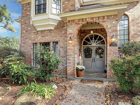 Stunning house with high end finishes.