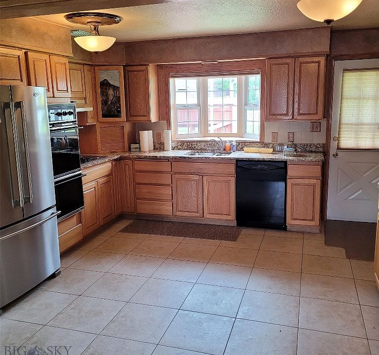 2nd image of 2611 Phillips St