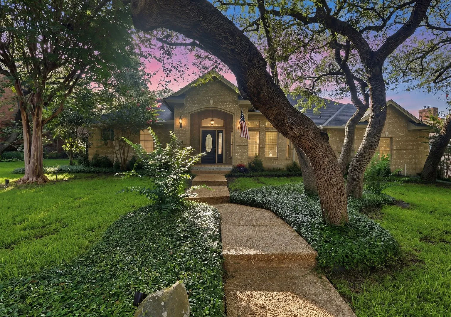 Beautiful Home with Pool! — Photo 1