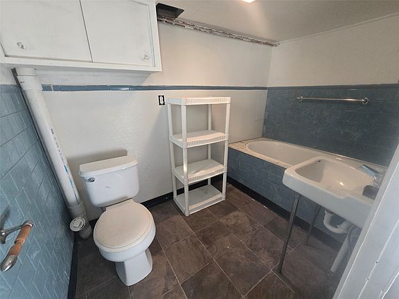 5th image of 142 Morton St