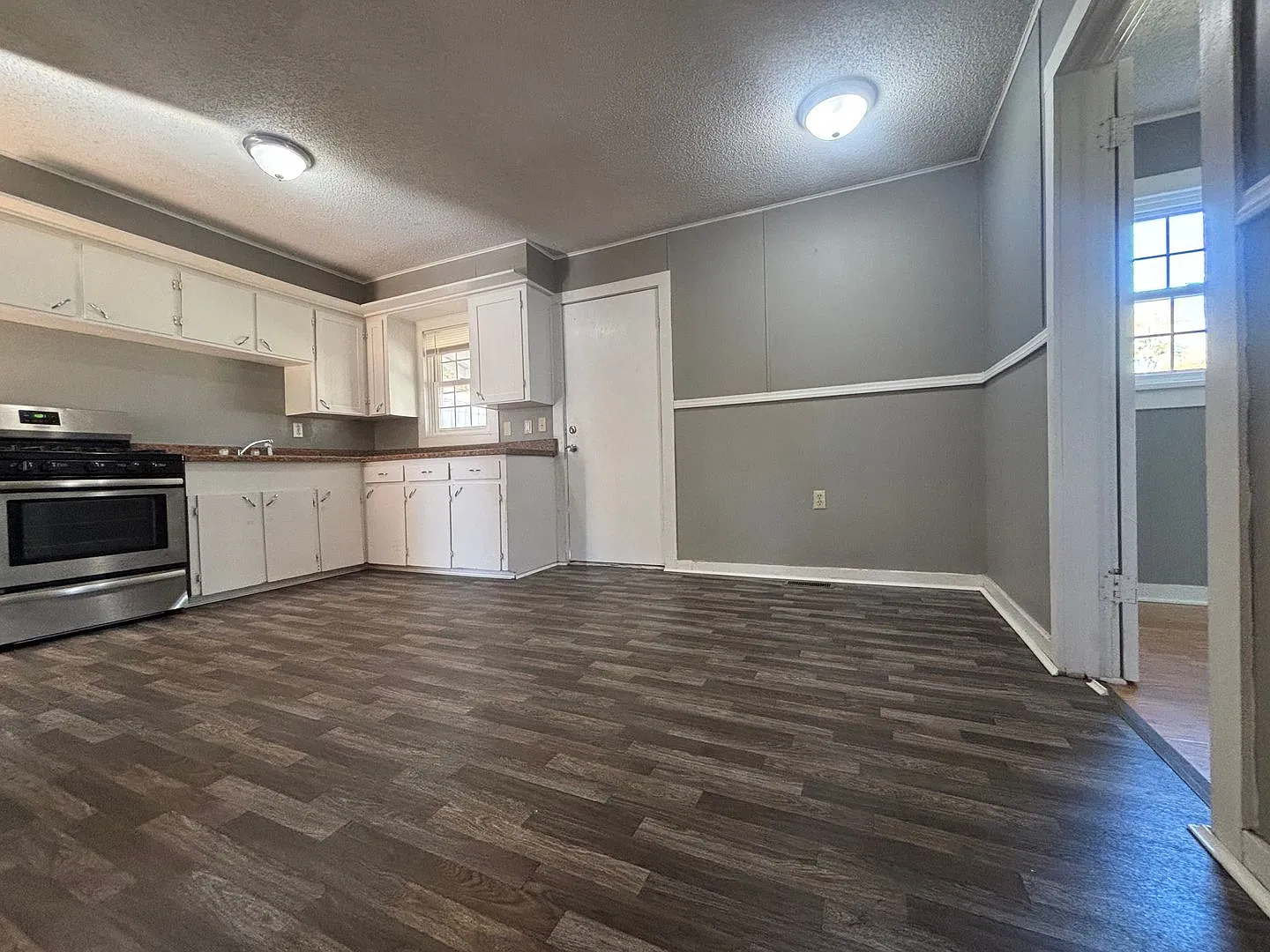 Cute 2 bedroom 1 bath Available Now! — Photo 3