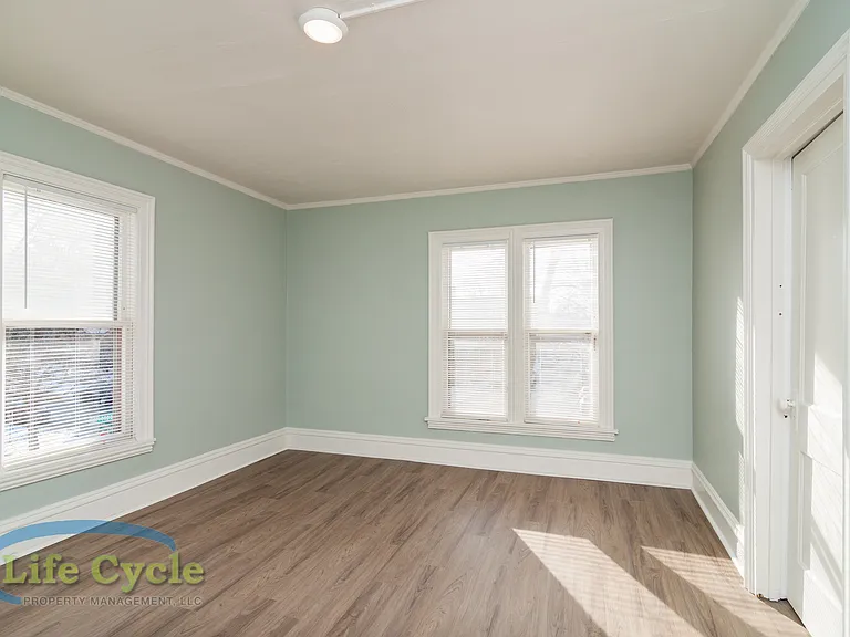 335 Washington St SE — Photo 9