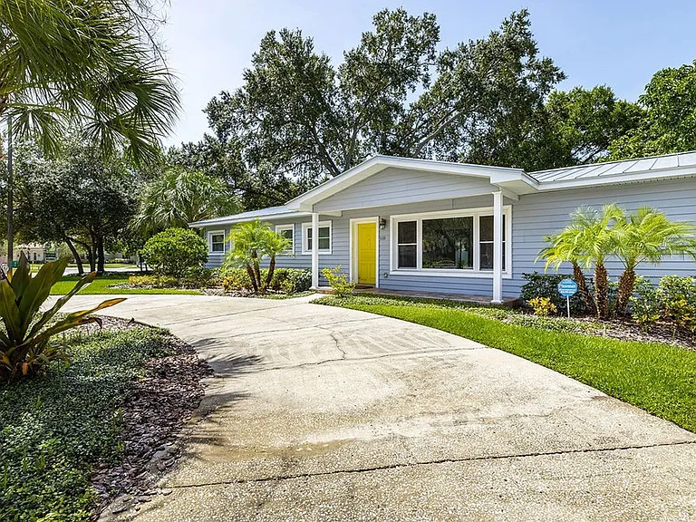 4200 W Beachway Dr — Photo 2